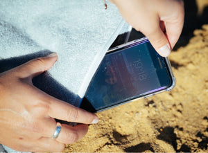 Smartphone in eingenähter Tasche im grauem Strandtuch 190 x 90 cm