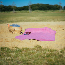 Laden Sie das Bild in den Galerie-Viewer, Rosa Reisestrandtuch 150 x 90 cm mit aufblasbarem Kopfkissen aus 100 % Baumwolle ausgebreitet am Strand im Onlineshop DasStrandtuch.com
