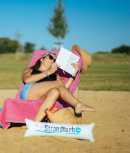 Laden Sie das Bild in den Galerie-Viewer, Frau liegt aus rosafarbigem Strandtuch 150 x 90 cm aus 100% Baumwolle