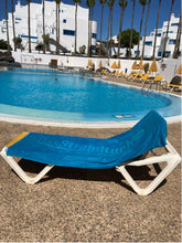 Laden Sie das Bild in den Galerie-Viewer, Blaues Strandtuch  190 x 90 cm aus 100% Baumwolle ist über eine Strandliege gezogen