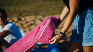 rosanes Strandtuch 150 x 90 cm aus 100% Baumwolle wird über eine Strandliege gezogen