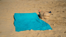 Laden Sie das Bild in den Galerie-Viewer, Grünes Strandtuch 150 x 90 cm mit aufblasbarem Kopfkissen aus 100 % Baumwolle am Strand ausgebreitet im Onlineshop DasStrandtuch.com
